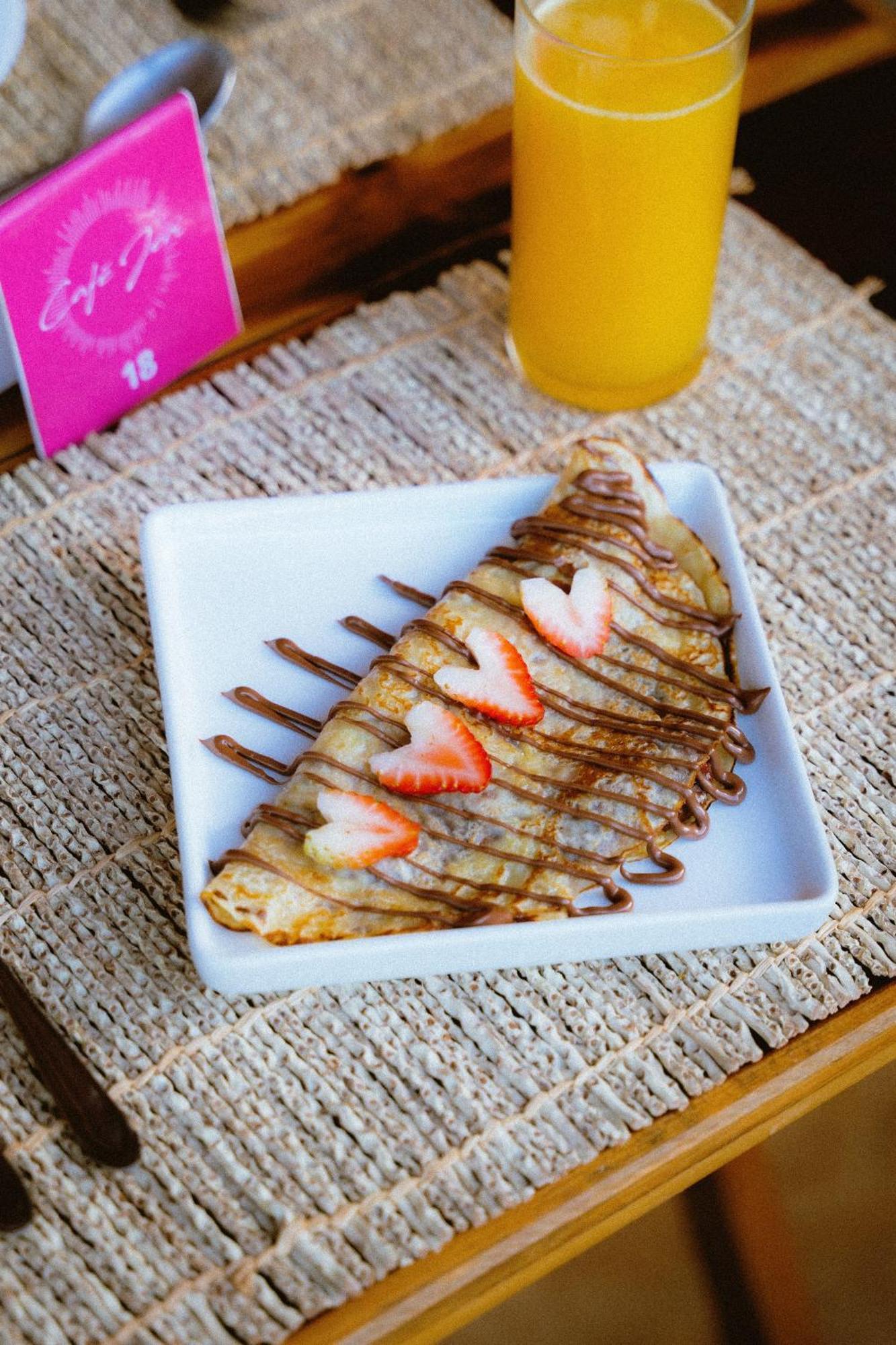 Cafe Jeri Hotel Jijoca de Jericoacoara Exterior photo A crêpe filled with chocolate and strawberries